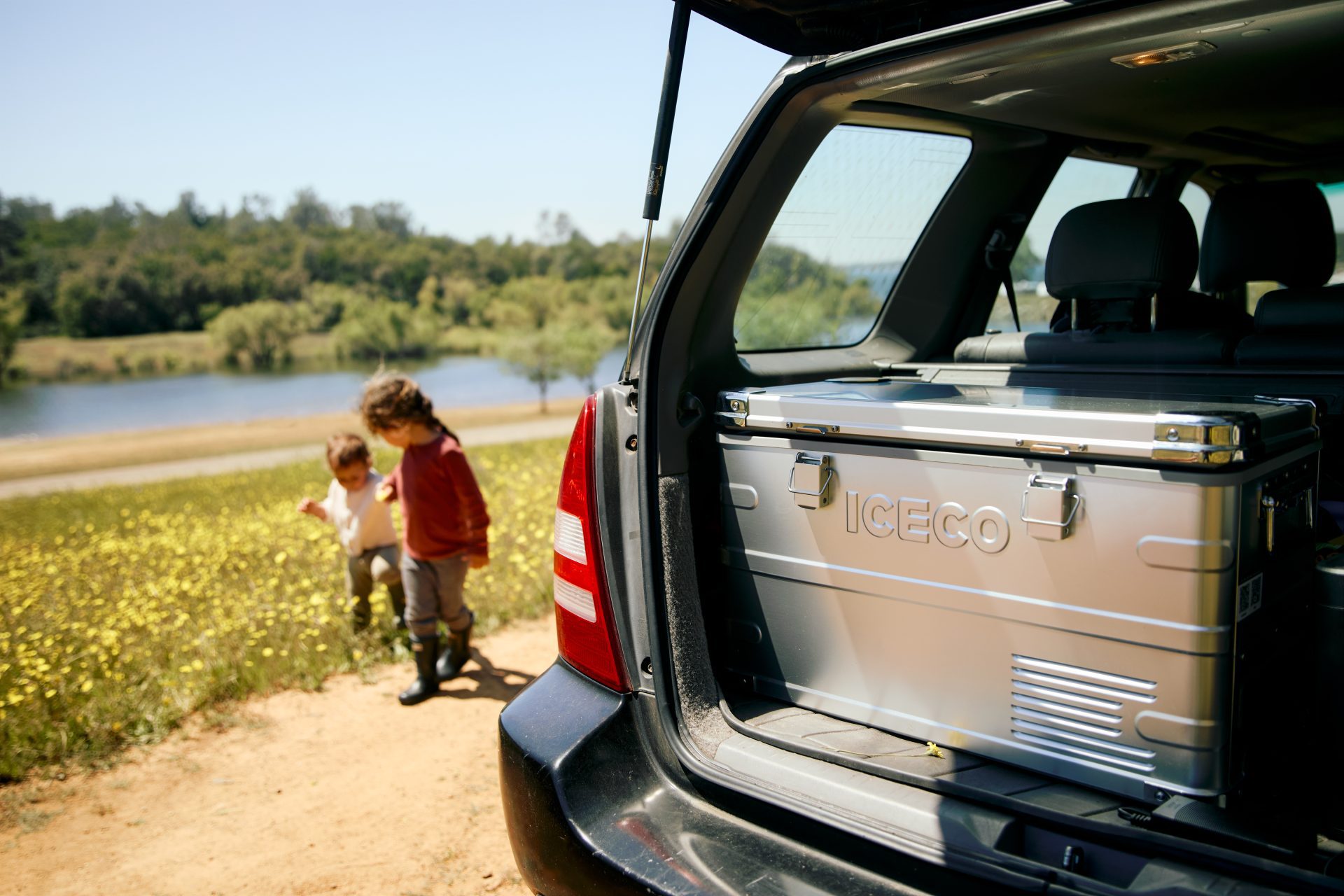 overlanding hűtő kompresszoros 12V terepjáró csomagtartóban