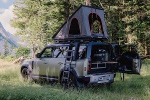 tetősátor terepjáróra overlanding környezetben, rooftop tent nyitott állapotban offroad jármű tetején
