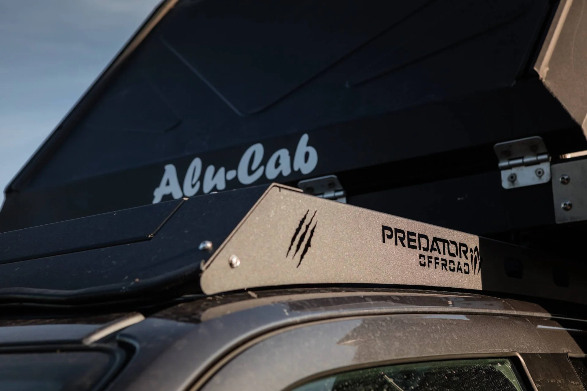 Predator Offroad tetőcsomagtartó részlete a jármű tetején