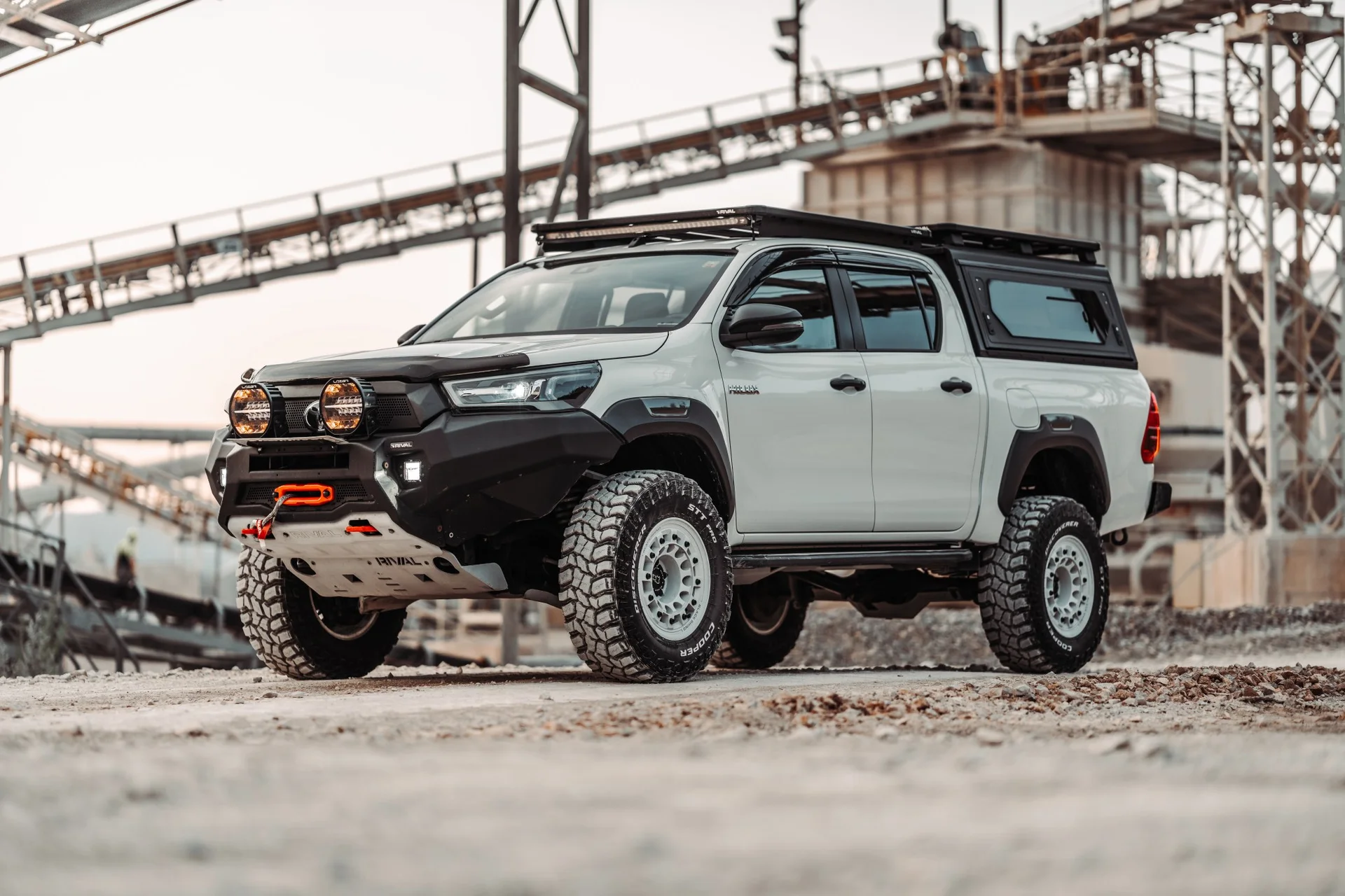 Fehér Toyota Hilux Alu-Cab pickup-felépítménnyel kültéren