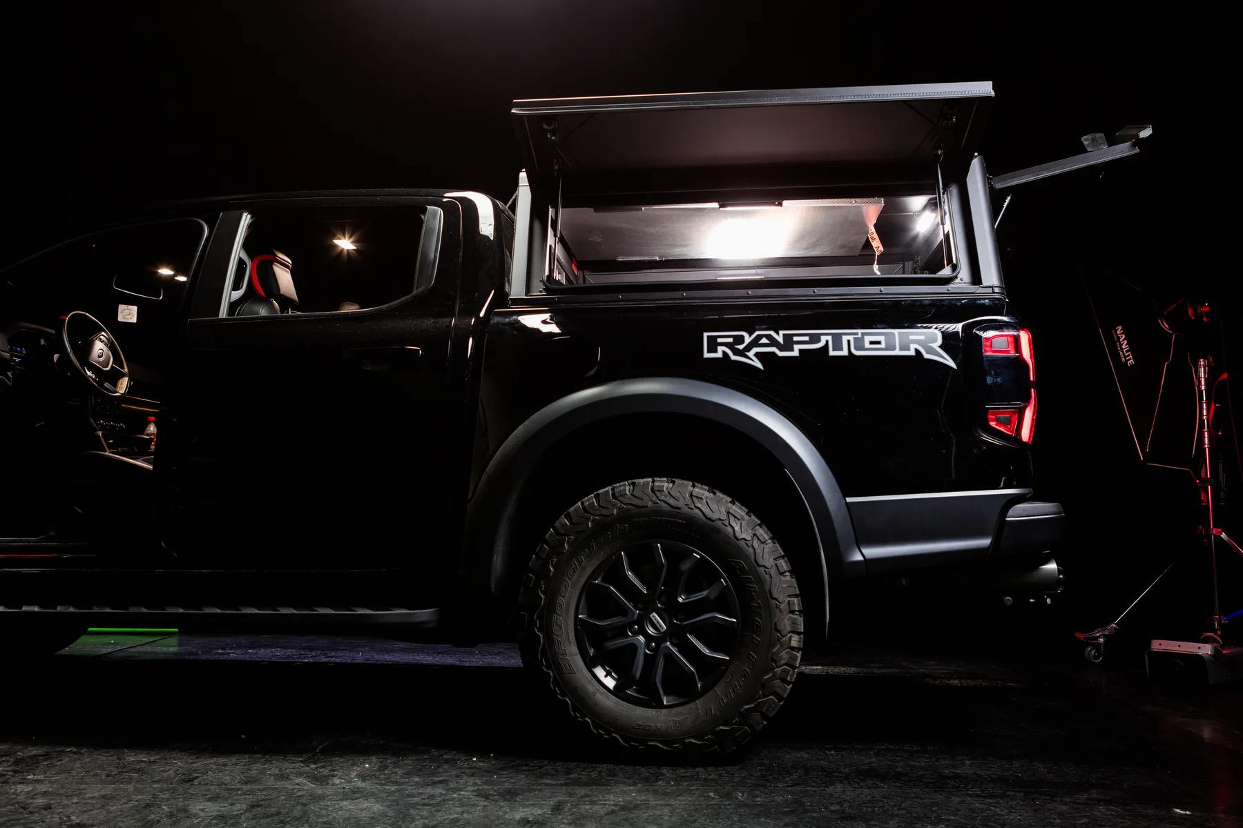 Ford Ranger Raptor pickup-felépítményének nyitott oldalsó rekesze
