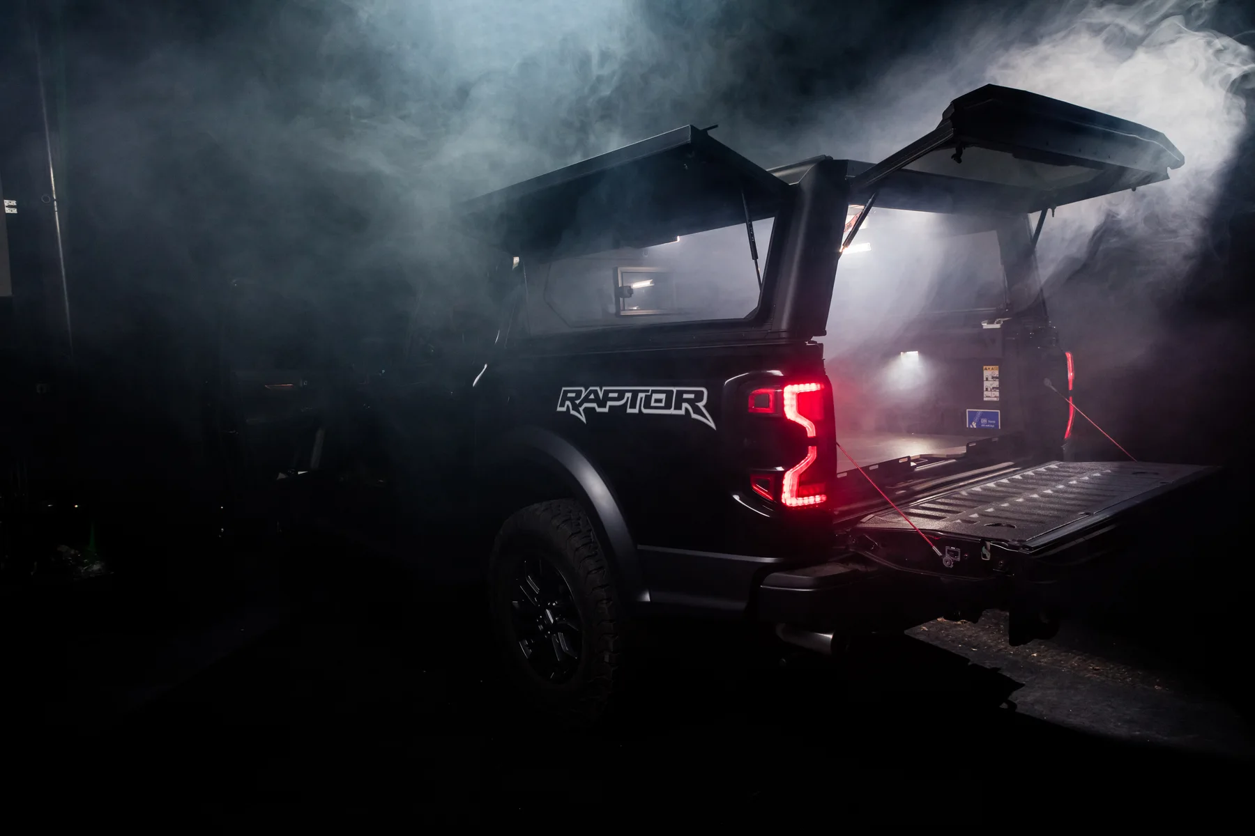 Ford Ranger Raptor nyitott overland felépítménnyel, füstös stúdiókép