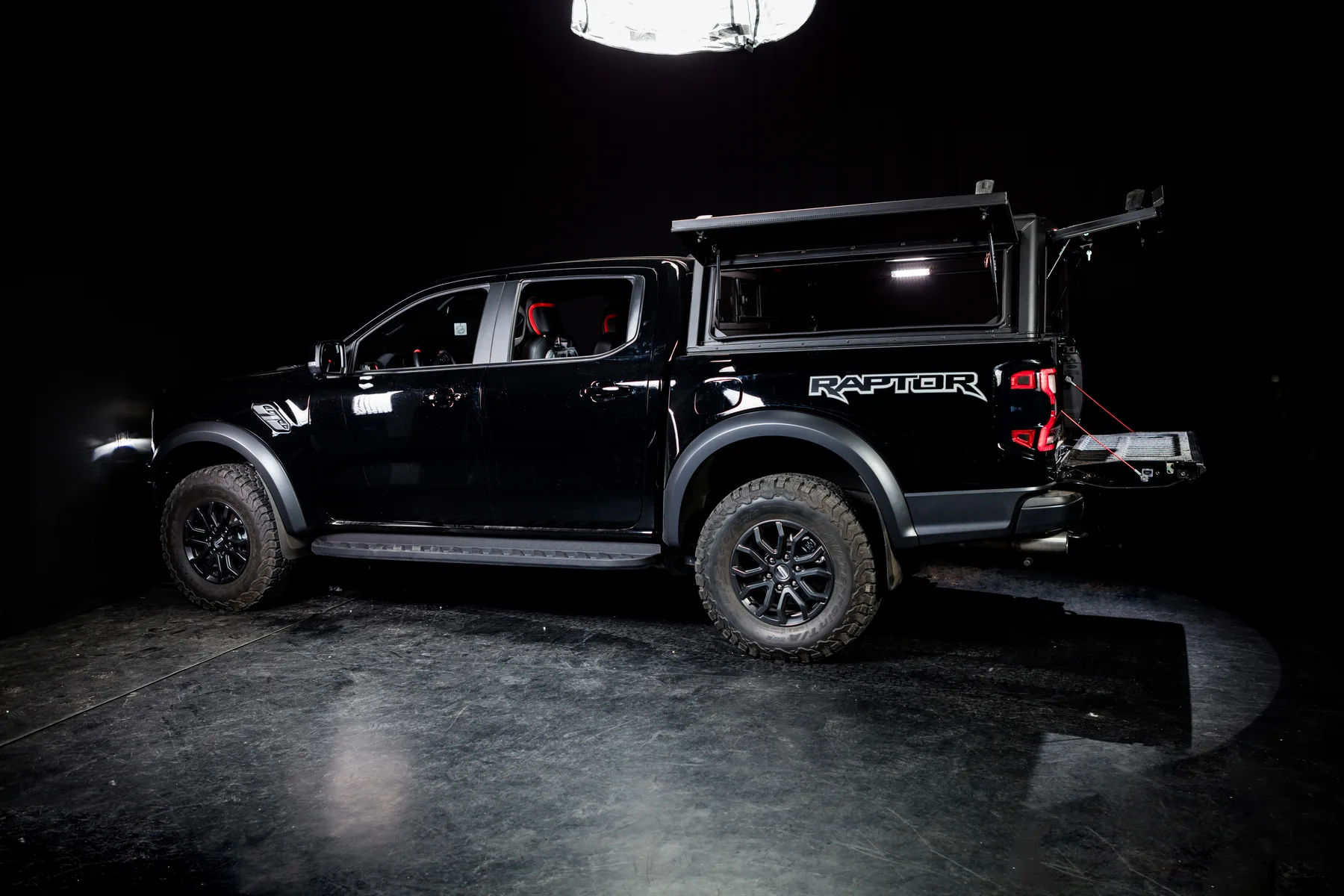 Fekete Ford Ranger Raptor nyitott pickup-felépítménnyel